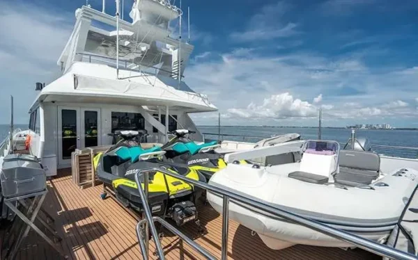 broward-125-quantum-upper-deck-with-jetskis