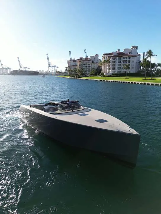 van-dutch-55-hostage-enjoy-miami-yacht-rental