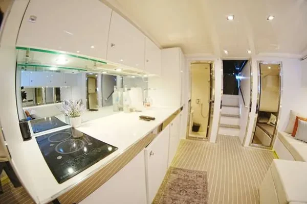 van-dutch-55-hostage-enjoy-miami-yacht-rental