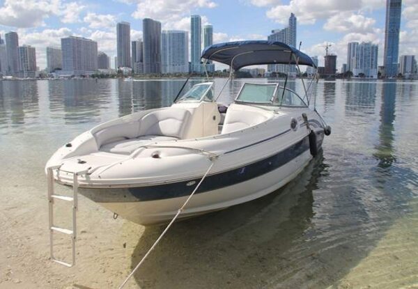 26-searay-sundeck-front-view