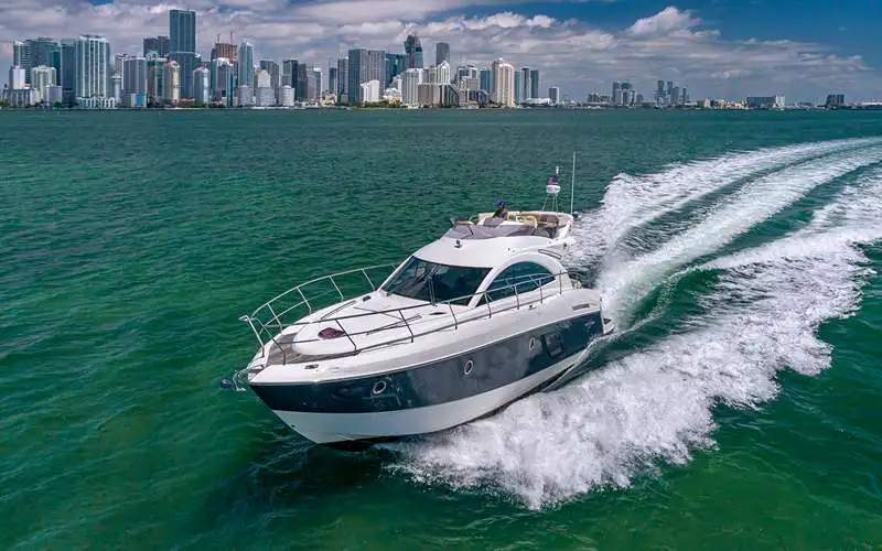 Enjoy Rental's Beneteau Ark, at full speed off the coast of Miami (Florida).